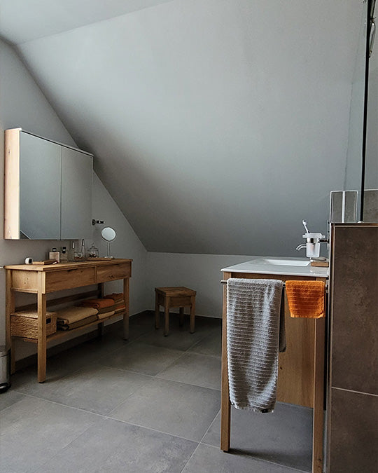 Badezimmer im hellen, zarten Blau-Grau Pearl