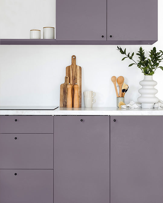 Küche im dunklen Grau-Violett Plum