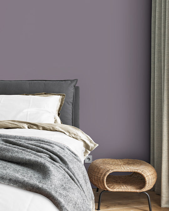 Schlafzimmer im dunklen Grau-Violett Plum