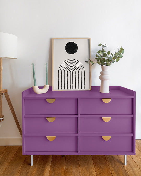 Kommode im satten Violett-Farbton Purpur