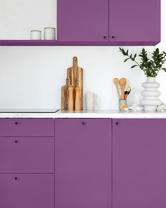 Küche im satten Violett-Farbton Purpur