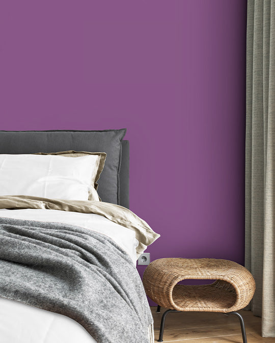 Schlafzimmer im satten Violett-Farbton Purpur