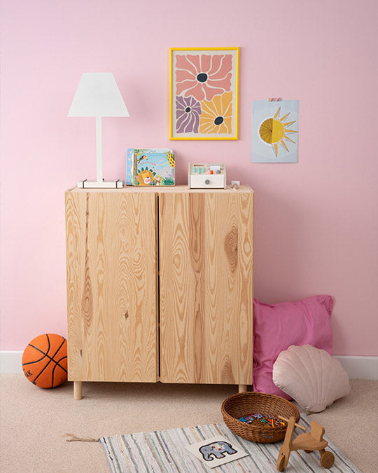 Wand im Kinderzimmer im schönen, zarten Romantik Rosa