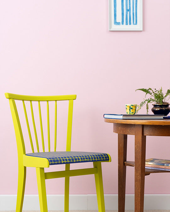 Stuhl vor einer Wand im schönen, zarten Romantik Rosa