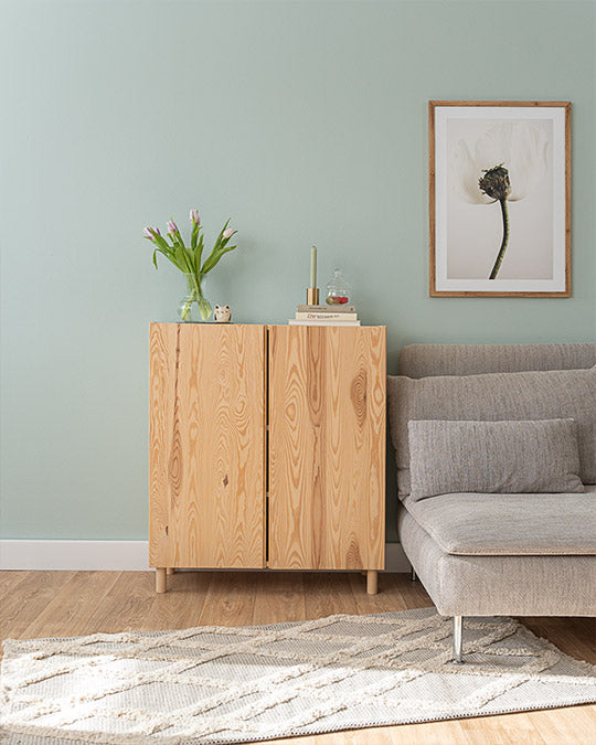 Wohnzimmer Wand im kühlen, pastelligen Graugrün Sage mit IKEA Ivar und grauer Couch