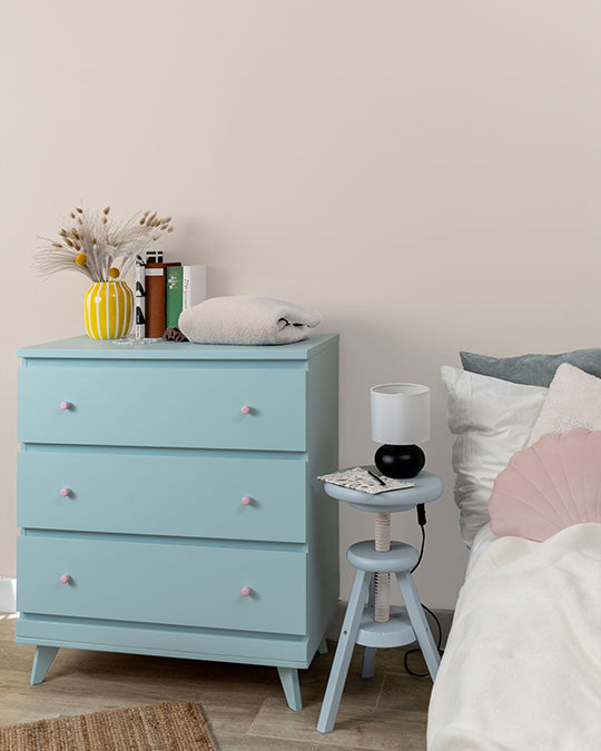 IKEA Malm Kommode im Schlafzimmer vor einer Wand im warmen, rötlichen Beigeton Sahara