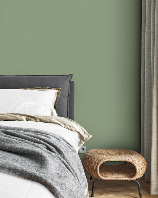 Schlafzimmer im mittleren, blassen Grau-Grün Salbeigrün