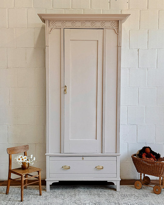 Kinderzimmerschrank im hellen Grau-Beige Sandstone