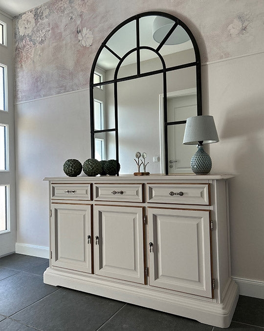 Im hellen Grau-Beige Sandstone gestrichene Kommode