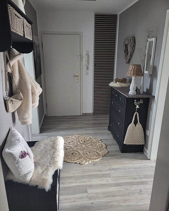 Kommode, Sitzbank und Garderobe im Flur im Farbton Schwarz