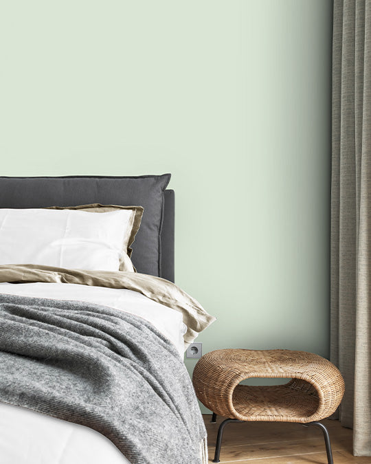 Schlafzimmer im kalten, sehr hellen Lindgrün Seagrass