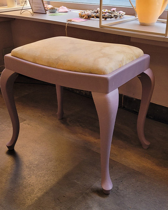 Hocker im dunklen, rotstichigen Rosa Seattle