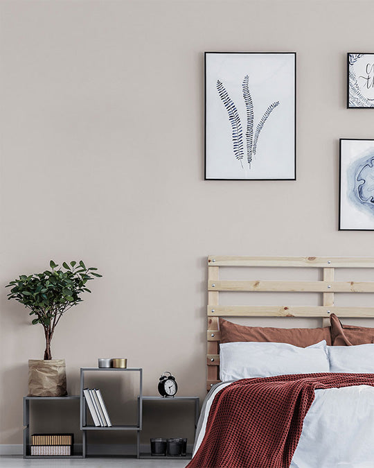Wand im Schlafzimmer hinter dem Bett in einem klassischen Warmweiss Serenity
