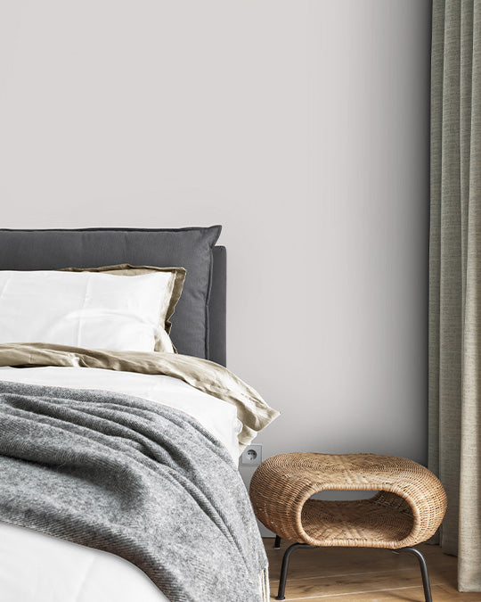 Schlafzimmer im zarten, rötlichen Grau Shell