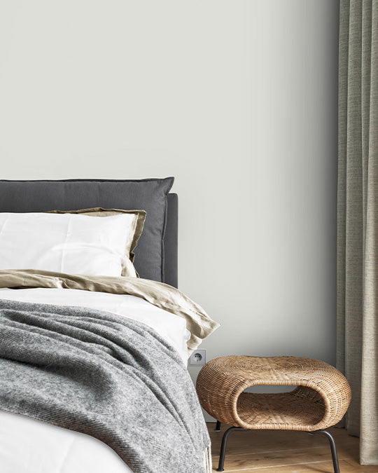 Schlafzimmer im zarten, hellen Weiss-Grau Silence