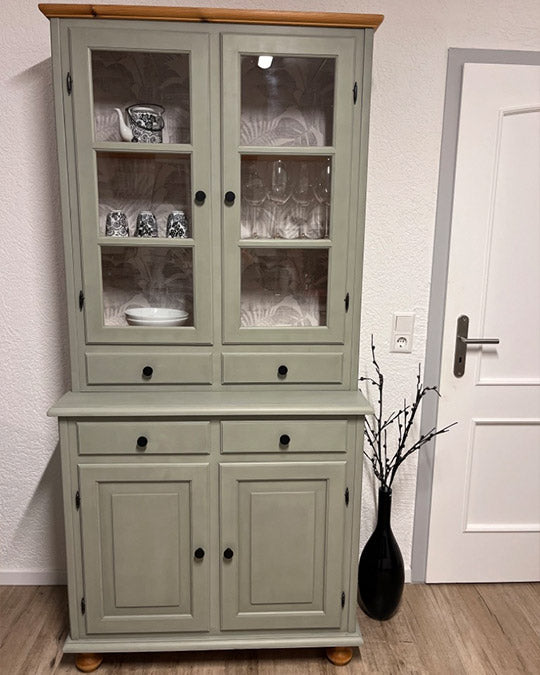 Buffet im dunklen, warmen Grau-Grün Spanich Grau