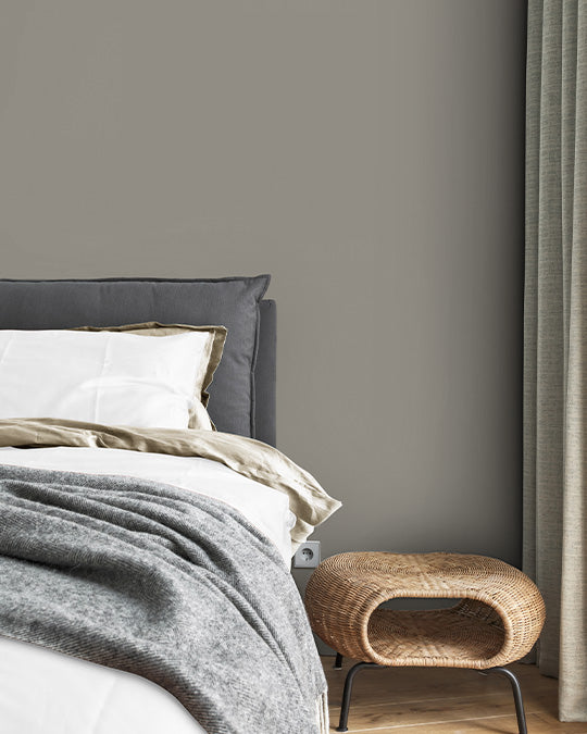 Schlafzimmer im dunklen, warmen Grau-Grün Spanich Grau