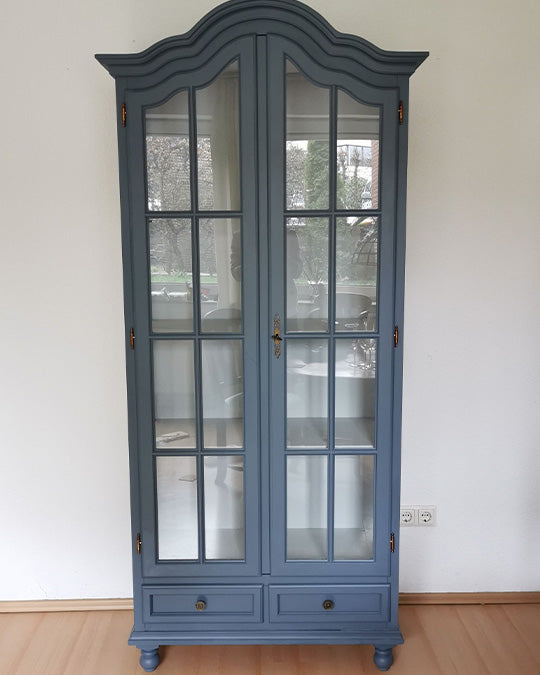 Vitrine im dunklen Blau-Grau Storm