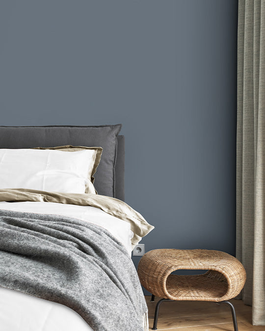 Schlafzimmer im dunklen Blau-Grau Storm