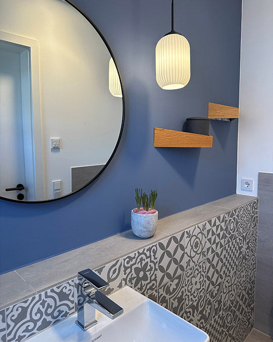 Wand im Badezimmer im zarten Grau-Blau Taubenblau