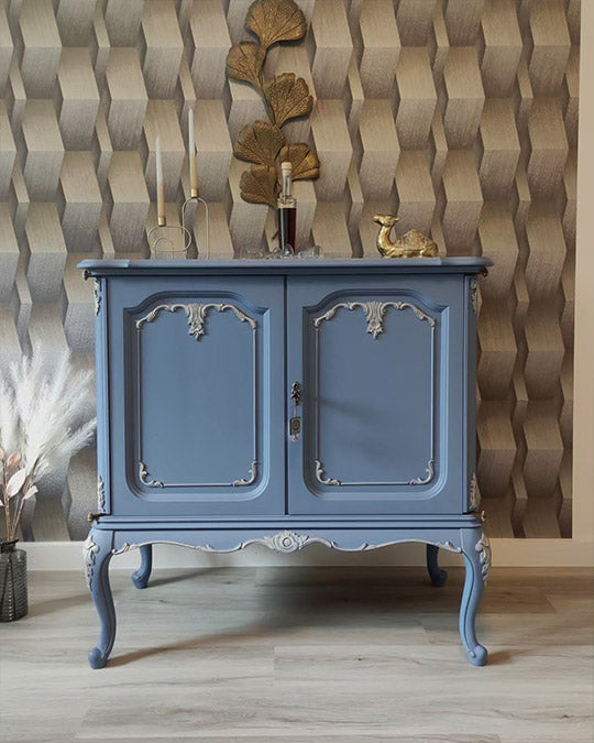 Mit Kreidefarbe im zarten Grau-Blau Taubenblau gestrichene Kommode