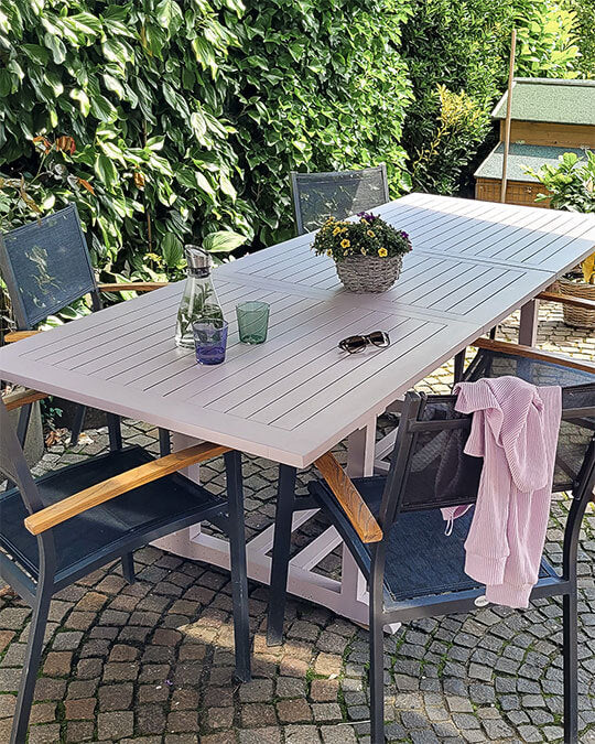 Gartentisch im sanften, gräulichen Lavendelton Taupe
