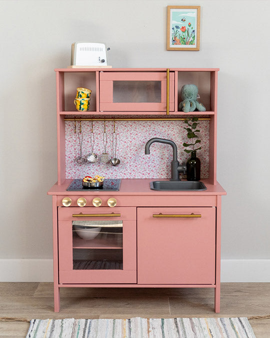 Kinderküche im erdigen Rot-Braun Terracotta