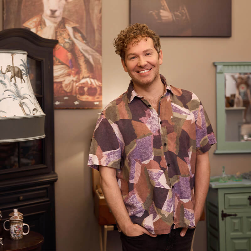 Partner Thomas Klotz posiert in seinem Atelier für ein Foto