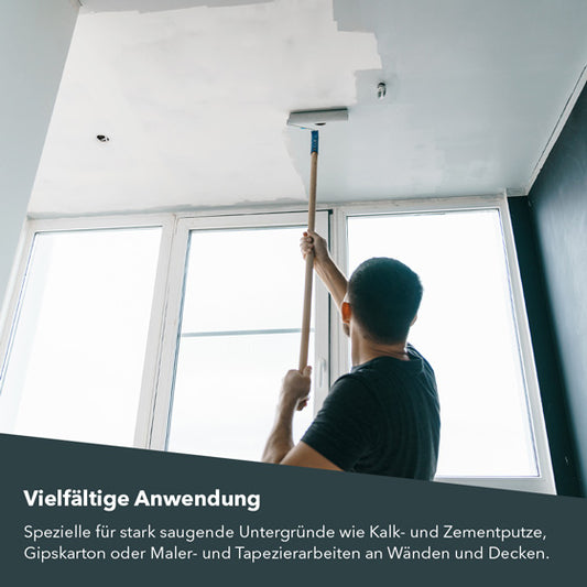 Mann beim Vorstreichen einer Decke mit dem Lignocolor Tiefengrund