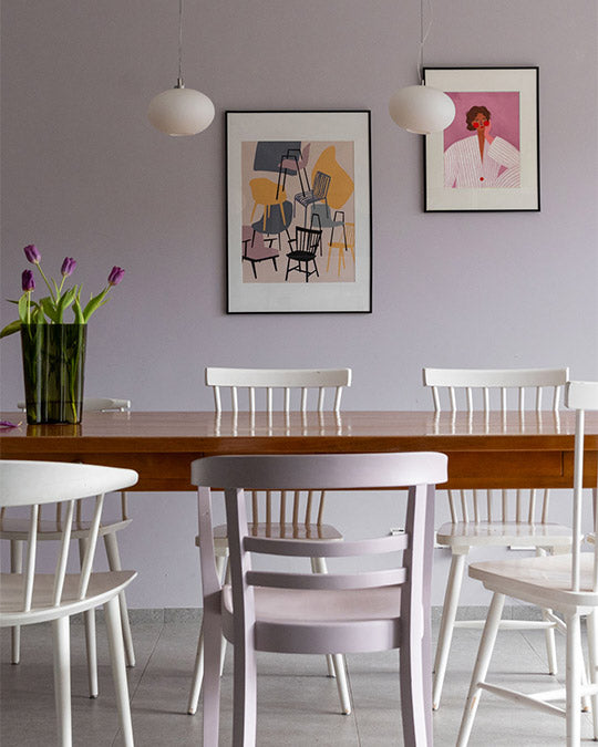 Esszimmer Inspiration mit lila Wand in Wandfarbe Valencia hinter Tisch und Stühlen