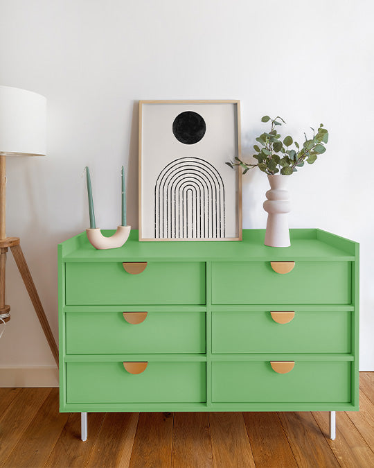 Grüne Kommode in Venice Green von Lignocolor gestrichen vor weißer Wand im Wohnzimmer