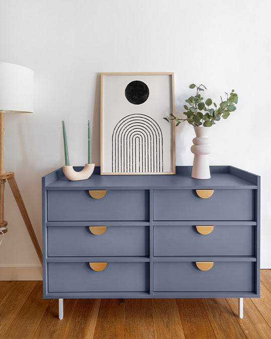Blaue Kommode in Vintage Blue gestrichen vor weißer Wand