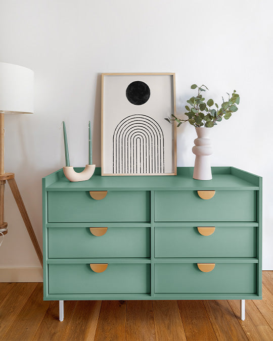 Kommode in Vintage Green vor weißer Wand im Wohnzimmer