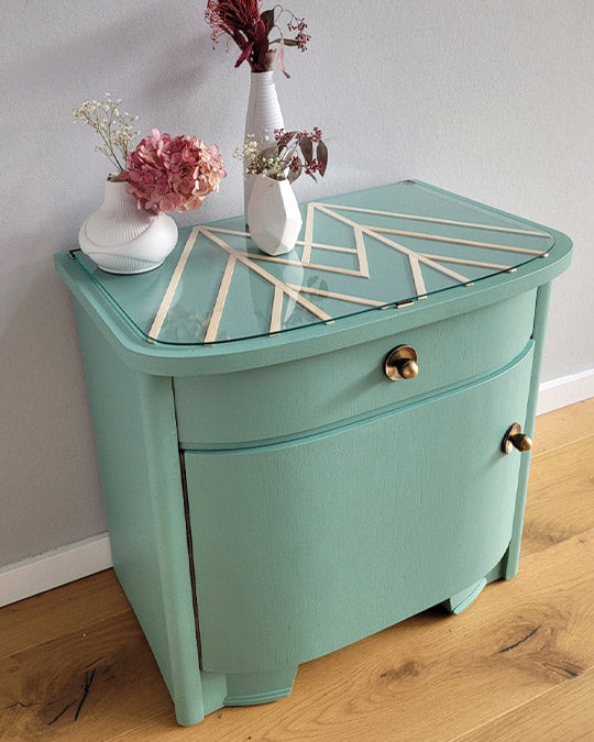 Hellblauer Nachtschrank mit Kreidefarbe Vintage Green gestrichen