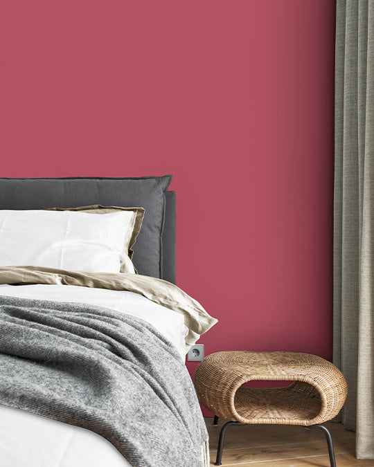 Schlafzimmer Inspiration mit Wandfarbe Pink hinter Bett und Nachtschrank
