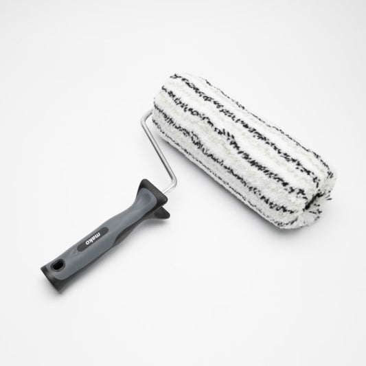 Großer Farbroller auf weißem Untergrund mit gestreifter Farbwalze in schwarz-weiß