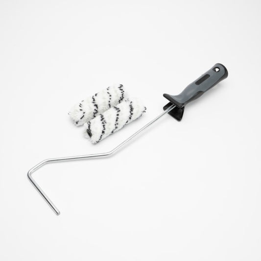 Kleiner Farbroller mit zwei gestreiften Farbwalzen in schwarz-weiß