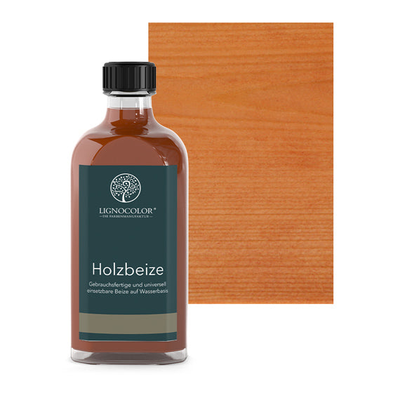 Holzbeize Buche rötlich in der Glasflasche mit gebeiztem Holz im Hintergrund.