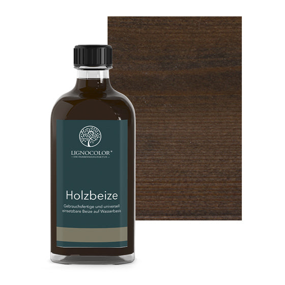 Holzbeize Nussbaum dunkel in der Glasflasche mit gebeiztem Holz im Hintergrund.