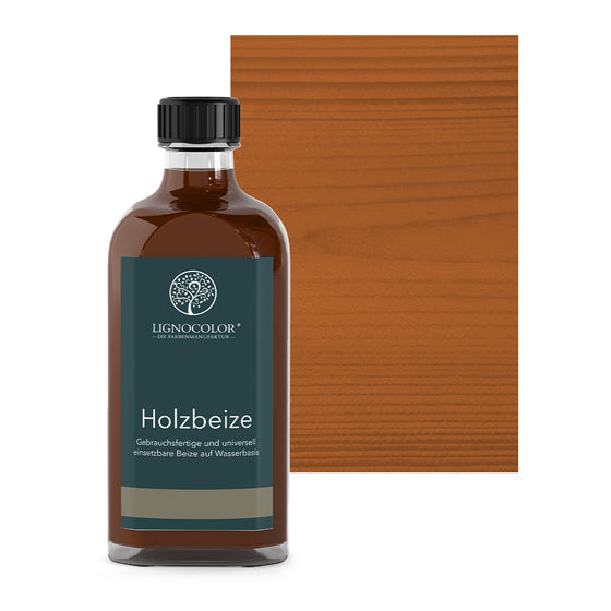 Holzbeize Weiss in der Glasflasche mit gebeiztem Holz im Hintergrund.