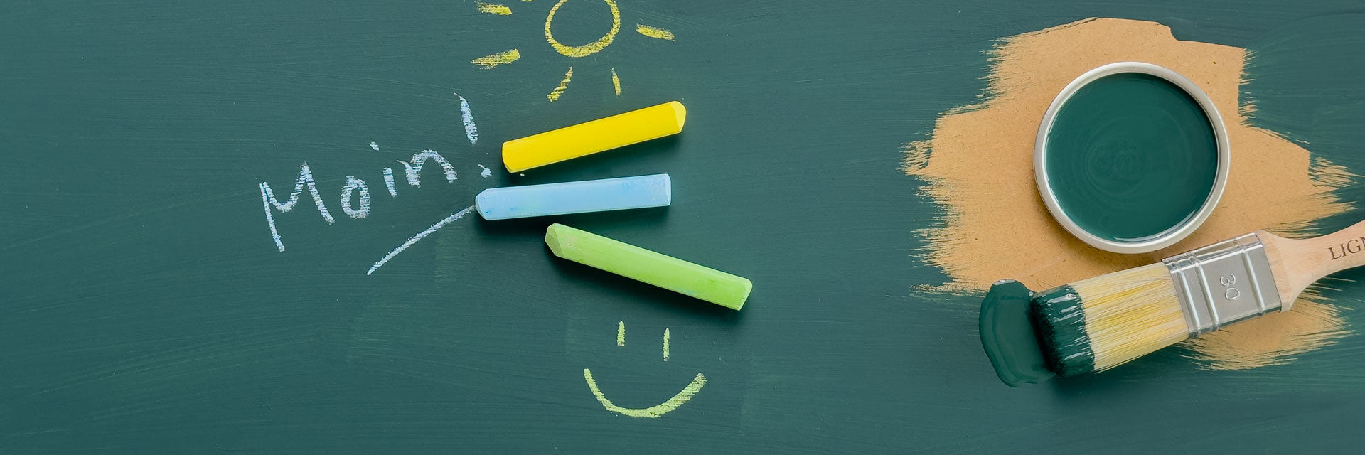 Bannerbild mit einer beschrifteten Tafel, die mit Lignocolor Tafelfarbe gestrichen wurde.