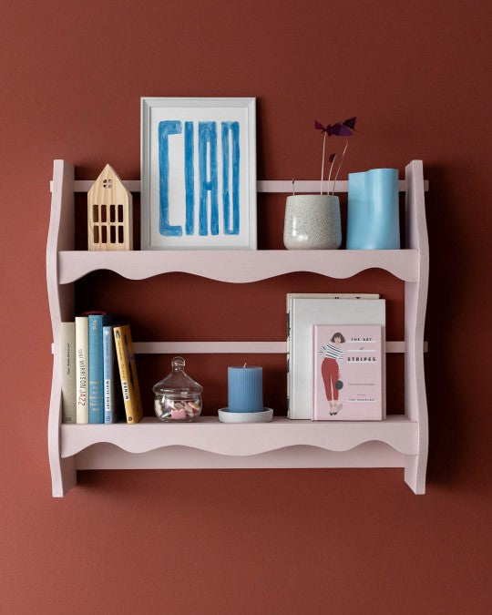 Regal gestrichen im Farbton Blush vor einer Wand im dunklen Rot-Braun-Ton Rusty