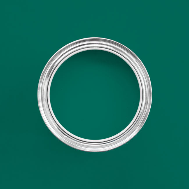 Fliesenfarbe Emerald in einer geöffneten Dose von oben