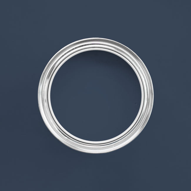 Abwaschbare Wandfarbe Navy Blue in einer geöffneten Dose von oben