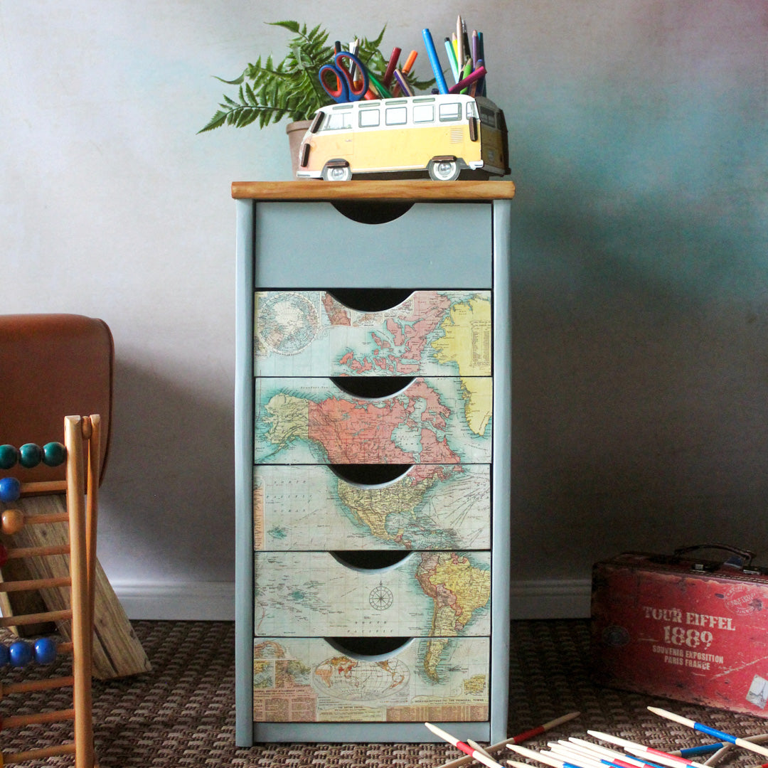 Schubladenturm strichen mit Kreidefarbe in Summer Sky und mit Decoupage beklebt