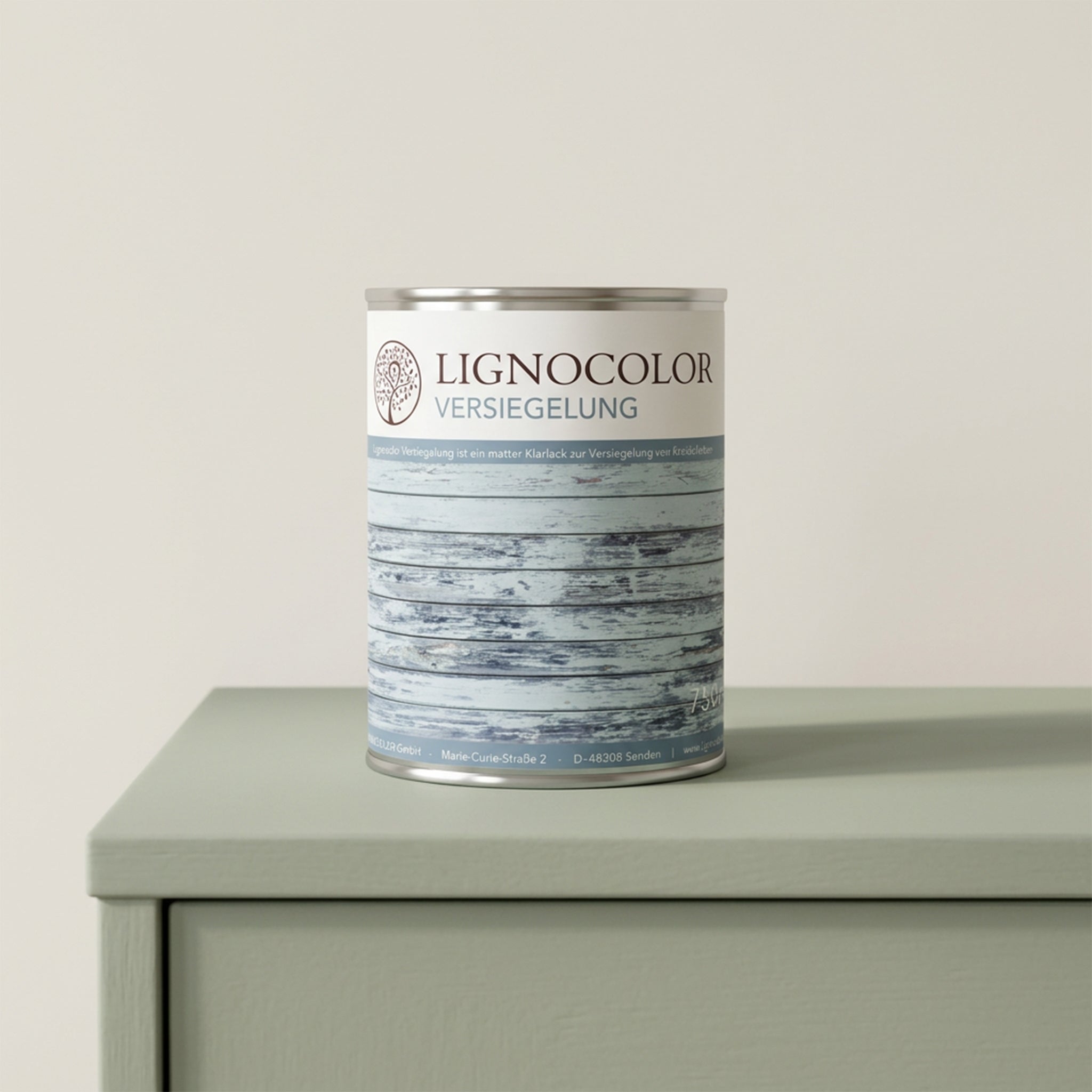 Dose der Lignocolor Versiegelung auf einer grünen Kommode vor weißer Wand.