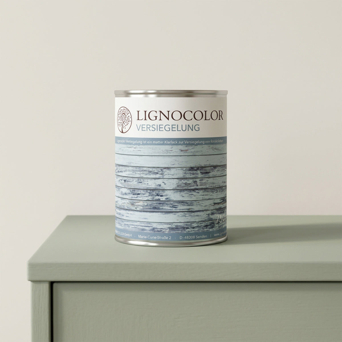 Dose der Lignocolor Versiegelung auf einer grünen Kommode vor weißer Wand.