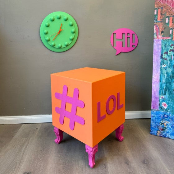 Hocker im Farbton Crazy Coral gestrichen