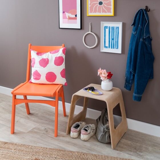 Stuhl im Farbton Crazy Coral gestrichen