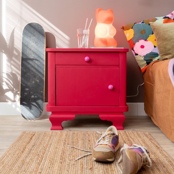 Nachttisch im Farbton Funky Fuchsia gestrichen